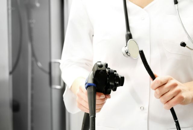 大腸カメラを持つ医療スタッフ